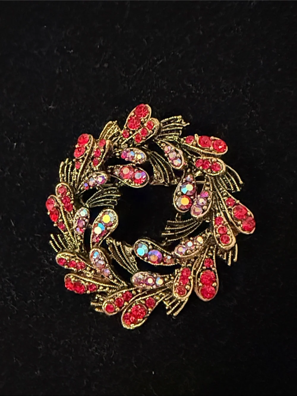 VINTAGE BROOCH PENDANT DARK BRUSHED GOLD RED & IRIDESCENT AB RHINESTONES WREATH
